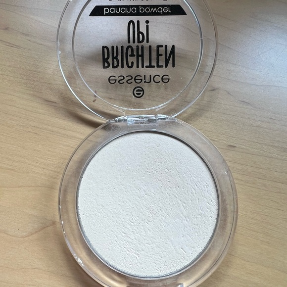 Essence sun club Matt bronzing powder & Essence Brighten up! Banana powder - Picture 4 of 8